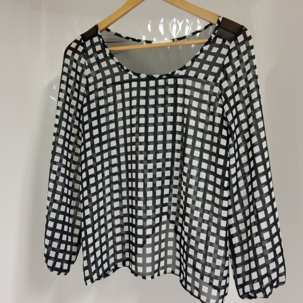 𝅺luxe USA Sheer top black white small l/s